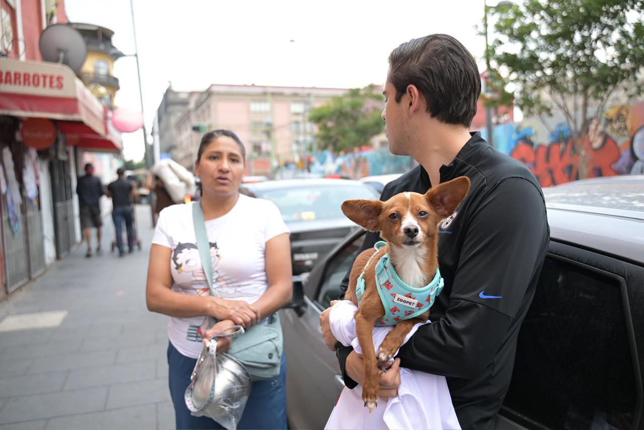 Emiliano Rojas con perro rescatado en colonia de CDMX